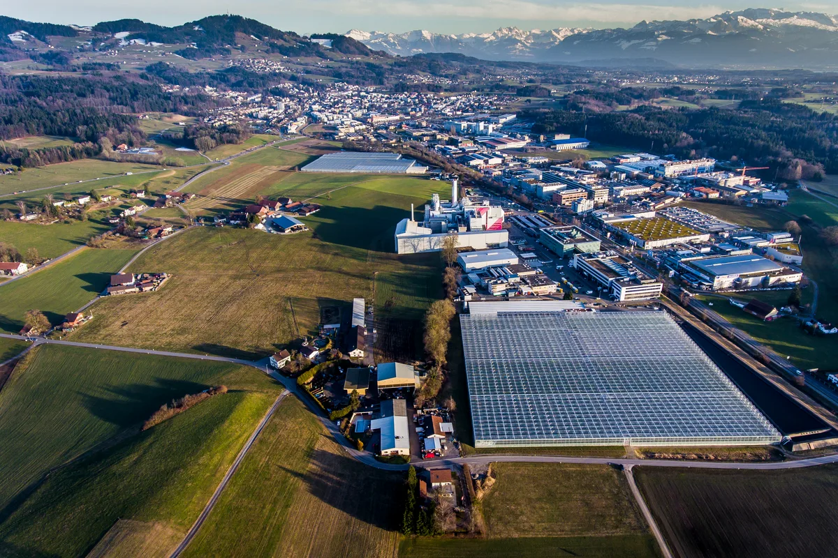 Die Kezo Hinwil mit dem Einkaufsgebiet. 